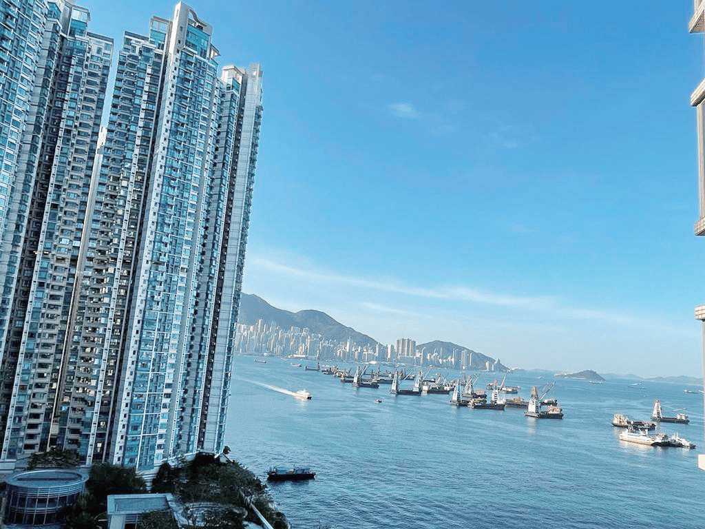 从露台外望，景色不错，远眺香港岛西区海景。