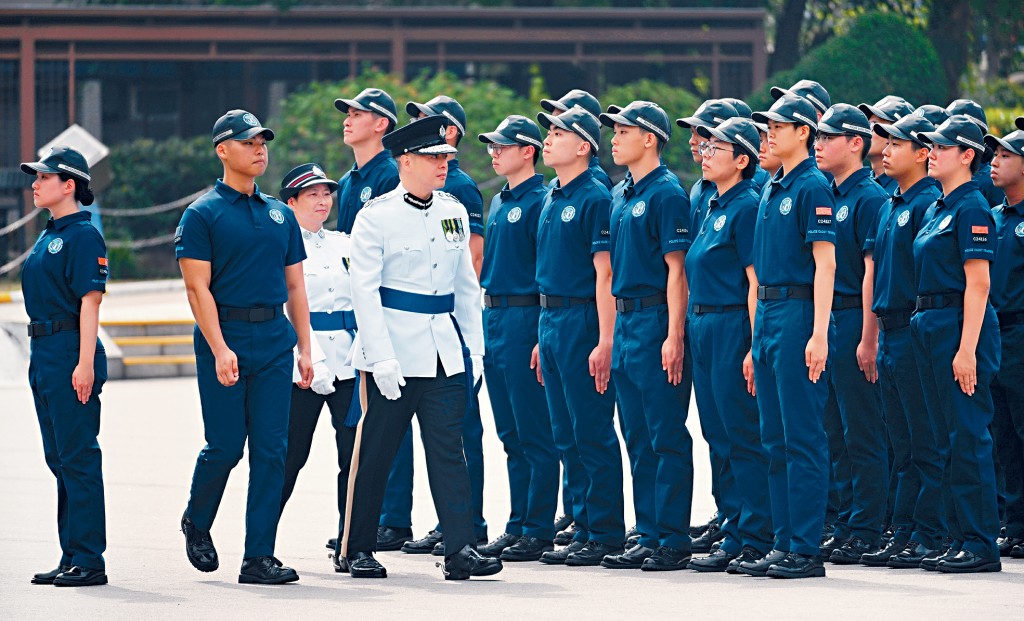 首屆「學警預備訓練課程」116名學員畢業,警務處處長周一鳴作檢閱。