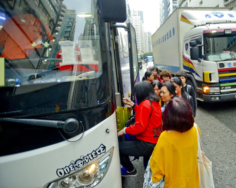 停泊上落的旅遊巴造成交通擠塞。