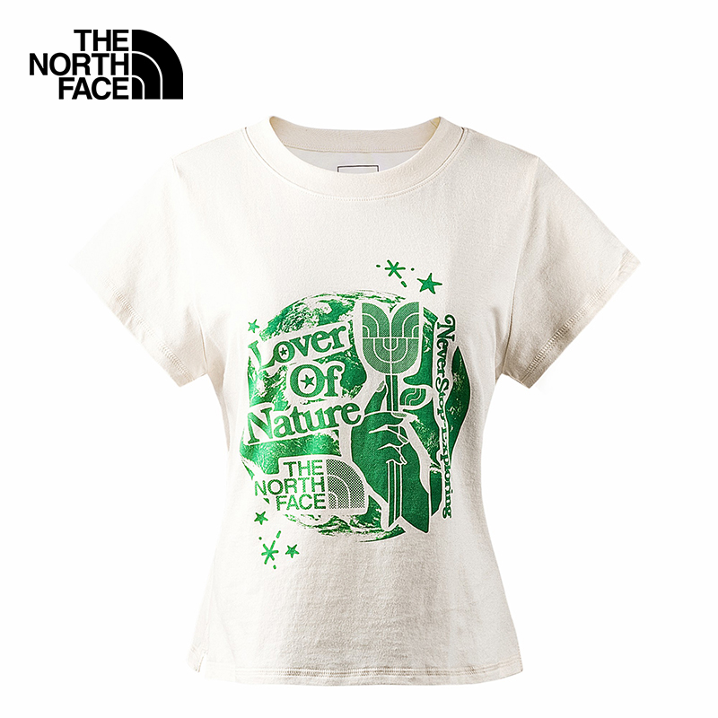 以未染色再生棉製造的女裝T恤/$390/The North Face，以手繪及復古風格刻畫山川、河流及樹林等戶外場景，創作成清新的世界地球日印花。