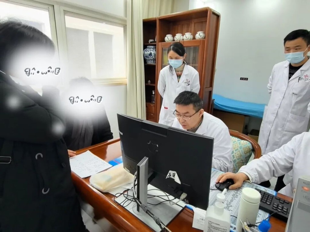 湖北省中医院肥胖专科门诊专家正在评估患者肥胖情况。
