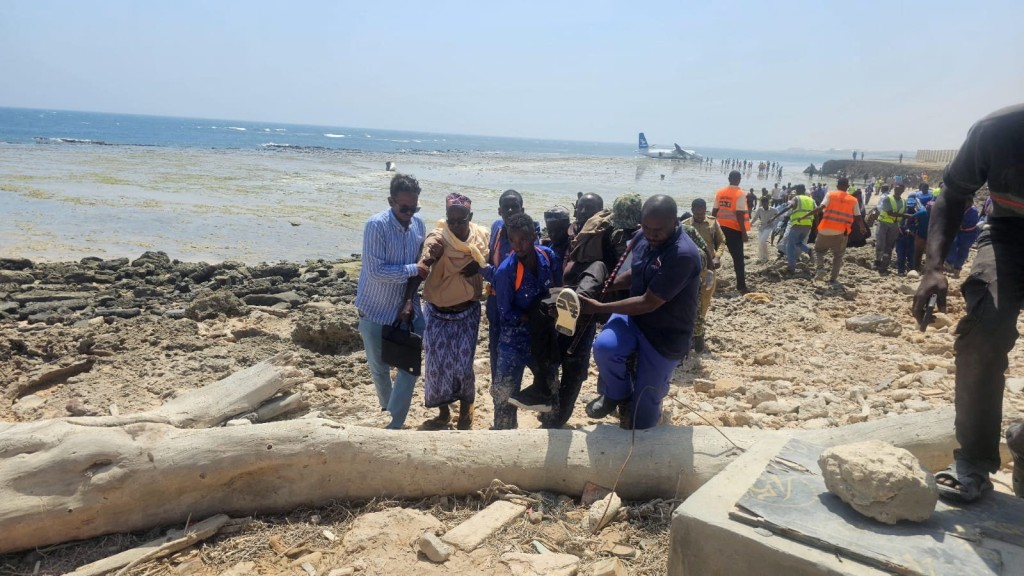 事件中僅飛機受損，無人死亡或重傷。路透社