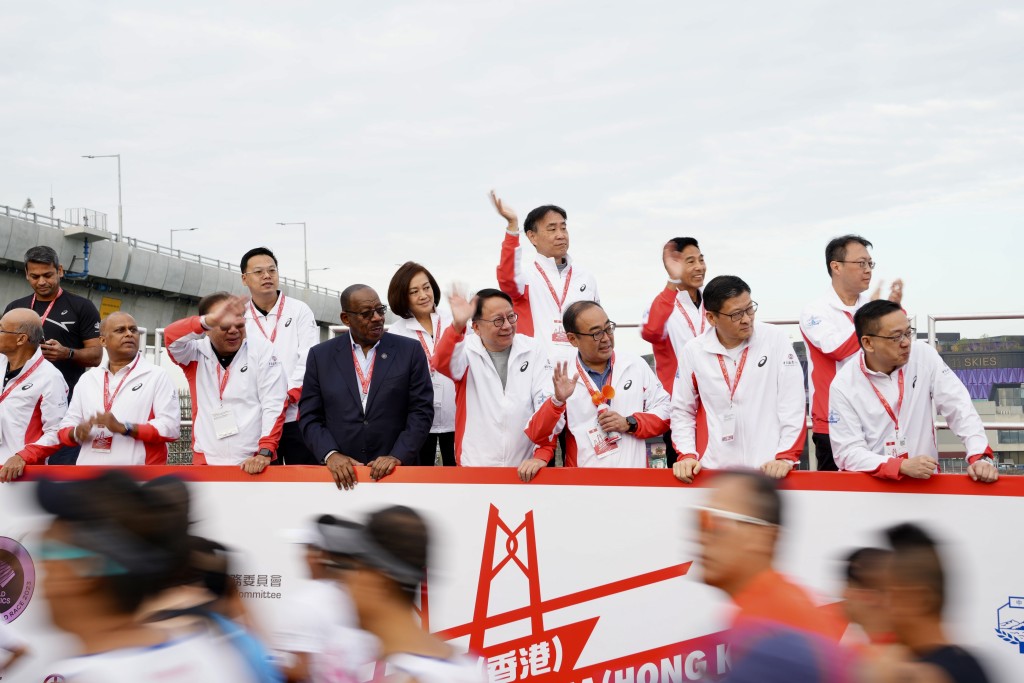 首届港珠澳大桥香港段半马拉松今早（11月19日）举行。政务司司长陈国基等人主持起步礼。（苏正谦摄）
