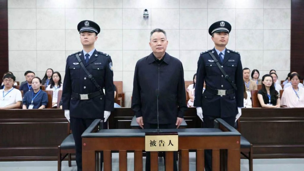 前四川人大副主任宋朝華非法受收財物逾1.48億一審判死緩。央視新聞
