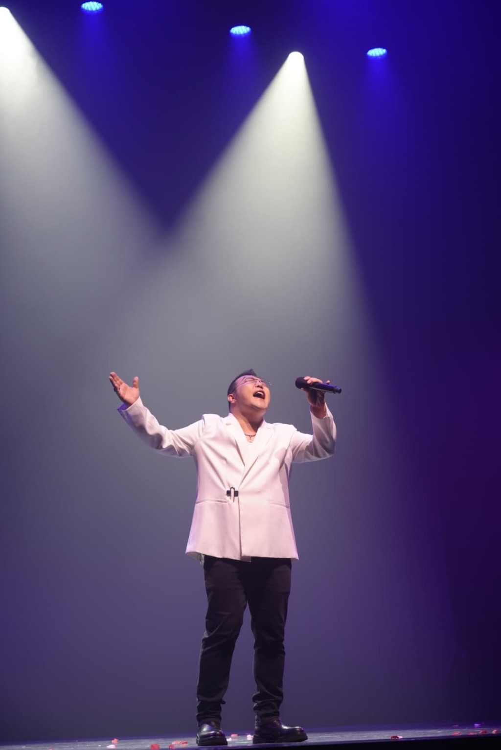 「重炮手」劉洋以《輸了你贏了世界又如何》開場，接連獻唱《Without You》和《我恨我痴心》，帶動全場大合唱。