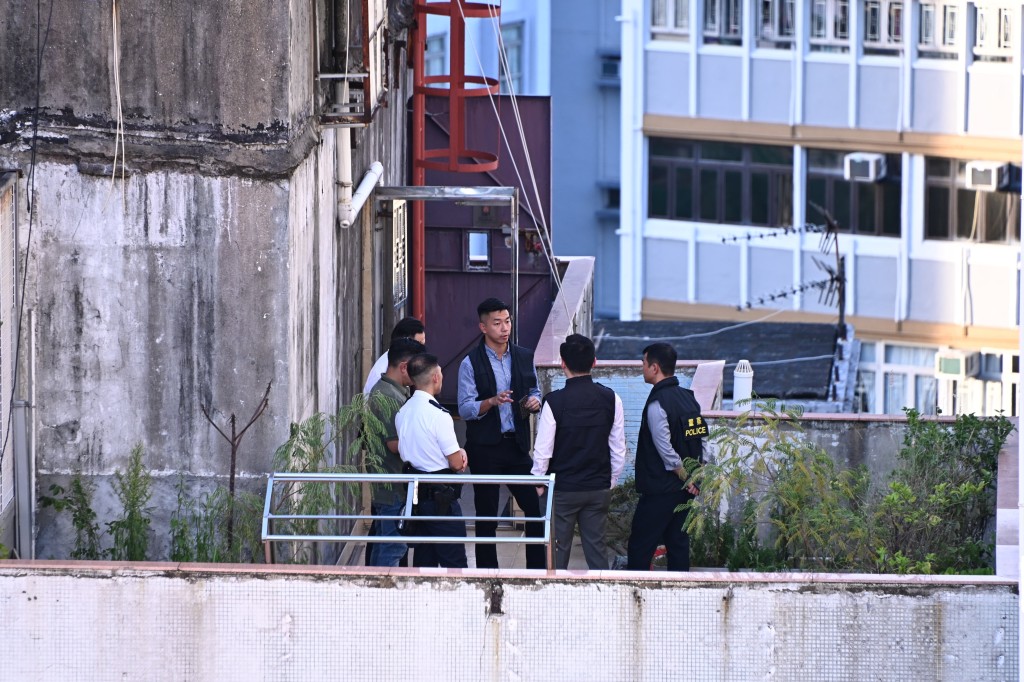 大批探員在大廈調查。