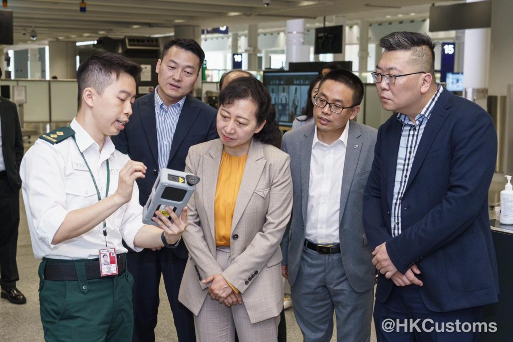 代表團實地考察，深入了解香港海關工作。