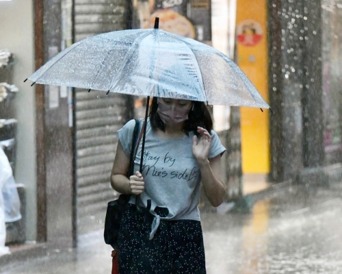 天文台預測明天間中有驟雨。早上驟雨較多及有狂風雷暴。