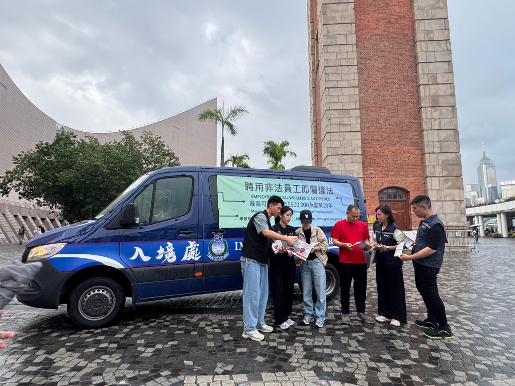 旅監局聯同入境處於熱門旅遊景點向旅客派發宣傳單張，提醒旅客於訪港旅遊時應光顧持牌旅行代理商。旅監局圖片