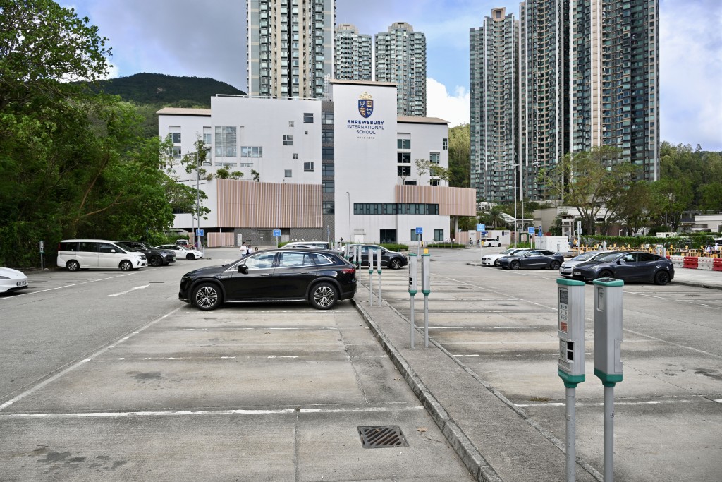將軍澳石角路「咪錶」停車場以往經常爆滿,但加價後有不少「咪錶位」空置,相鄰私營停車場因收費較低經常爆滿。劉駿軒攝 將軍澳石角路「咪錶」停車場以往經常爆滿,但加價後有不少「咪錶位」空置,相鄰私營停車場因收費較低經常爆滿。劉駿軒攝
