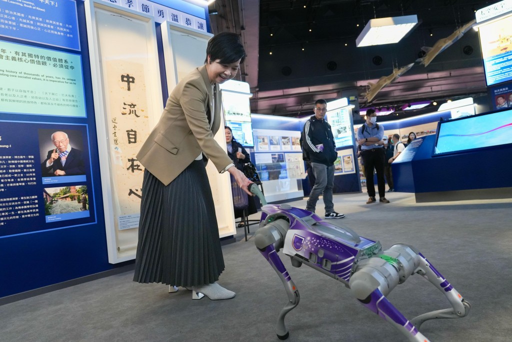 何永賢與房屋局員工參觀第10個「全民國 家安全教育日」專題展覽。 何永賢與房屋局員工參觀第10個「全民國 家安全教育日」專題展覽。