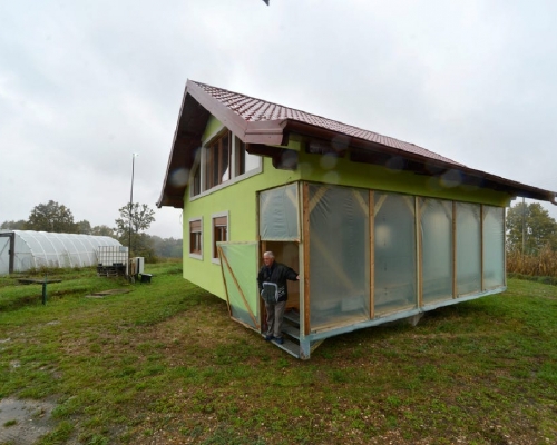 波斯尼亞老翁打造的「旋轉屋」。 （網上圖片）