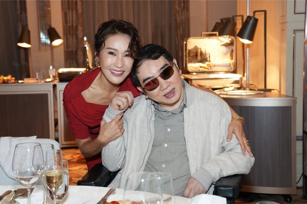 黎嬰為家姐黎姿慶祝。 黎嬰為家姐黎姿慶祝。