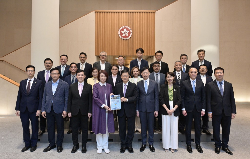 李家超早前聽取立法會議員在政府和立法會協同研究及意見收集機制下，就香港第一個五年規劃的工作結果。 政府新聞處