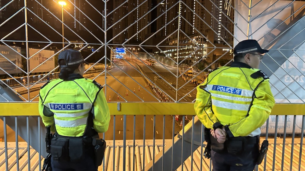 有警員在天橋上觀察情況。