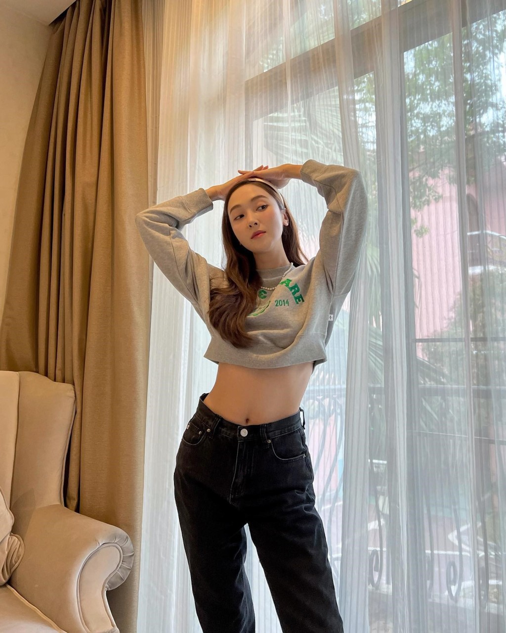 Jessica日前在IG晒露腰照。
