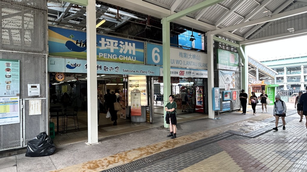 中環港外線碼頭有市民趕搭渡輪回家。蔡楚輝攝