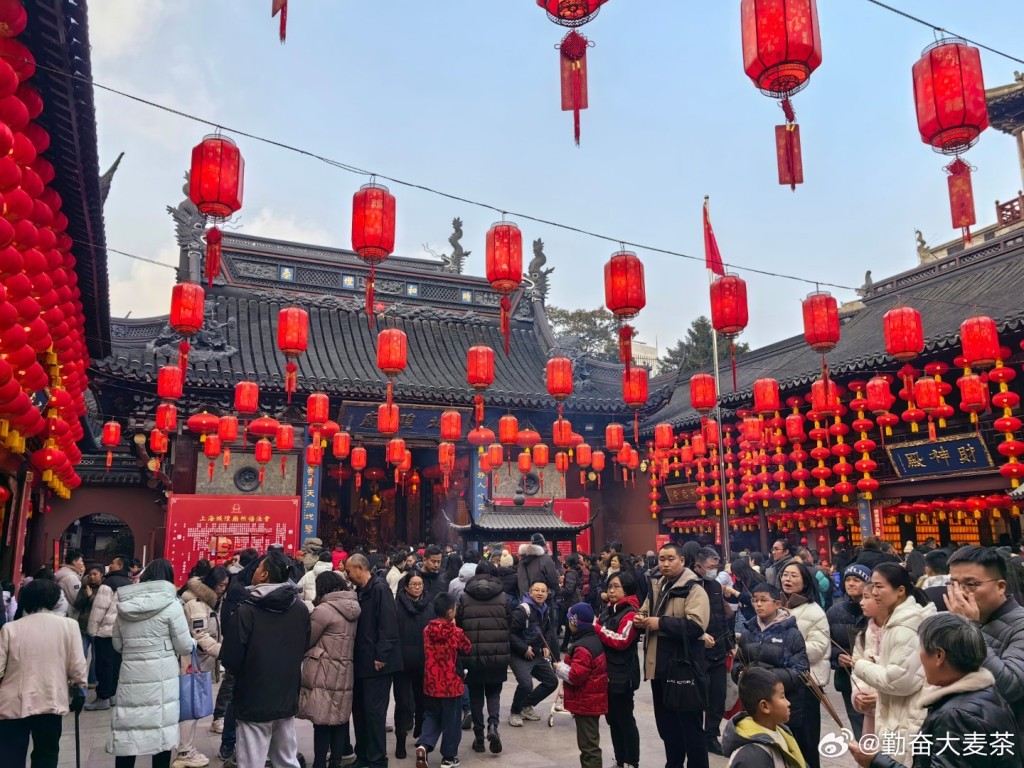 上海大年初七仍十分熱鬧，甚有過年味道。（微博）