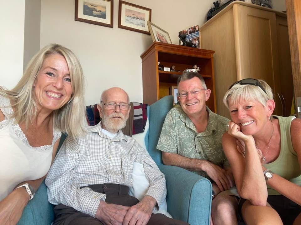 霍恩（右）有自己的家庭，但很珍惜與父（左2）及手足相處的時光。 fb / Liz Horne