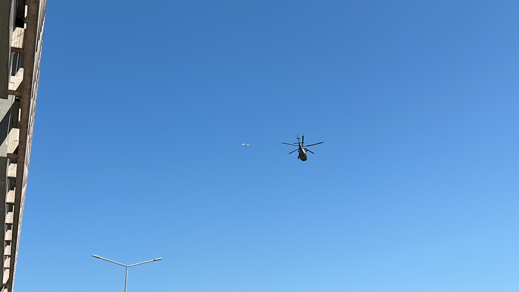 政府飞行服务队派出直升机将受伤工人送往东区医院救治。刘汉权摄