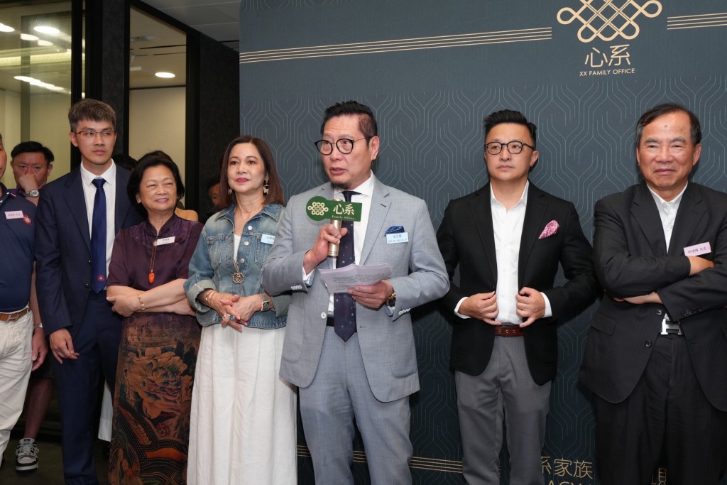 香港中華廠商聯合會永遠名譽會長史立德致辭（右起：柯清輝、王傲山、史立德、史顏景蓮、高佩璇、陳文振）