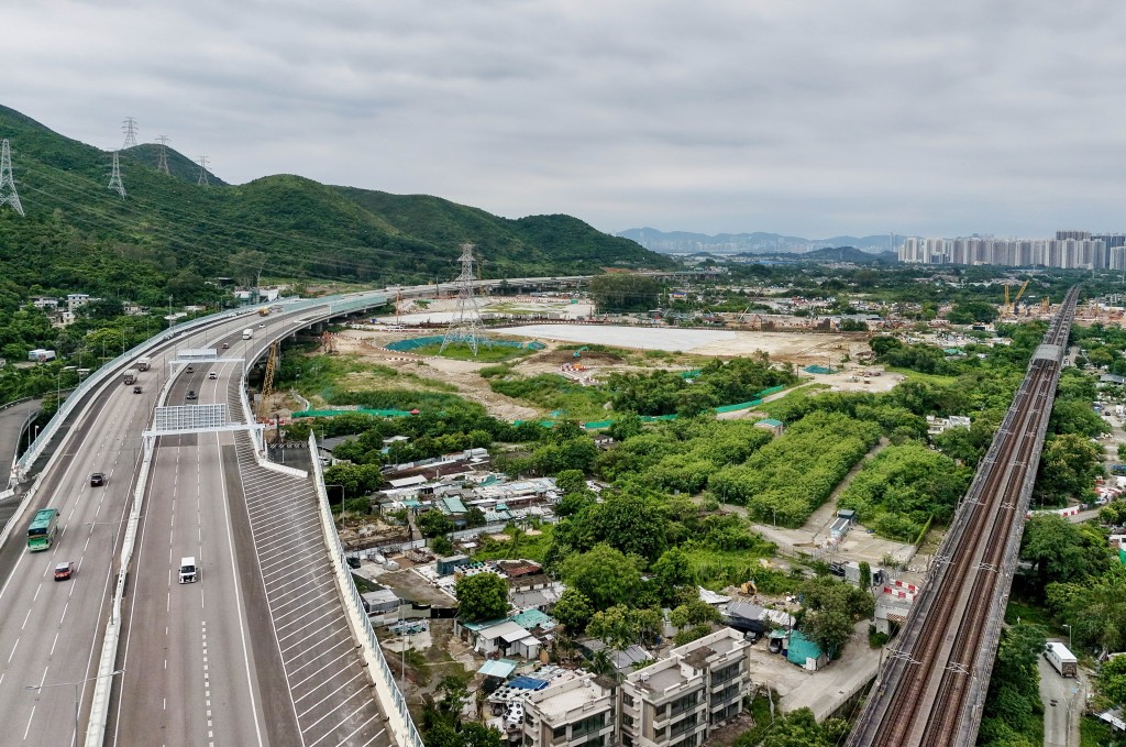 政府亦將加快建設學生宿舍等具體配套設施,並增加宿位供應。 政府亦將加快建設學生宿舍等具體配套設施,並增加宿位供應。