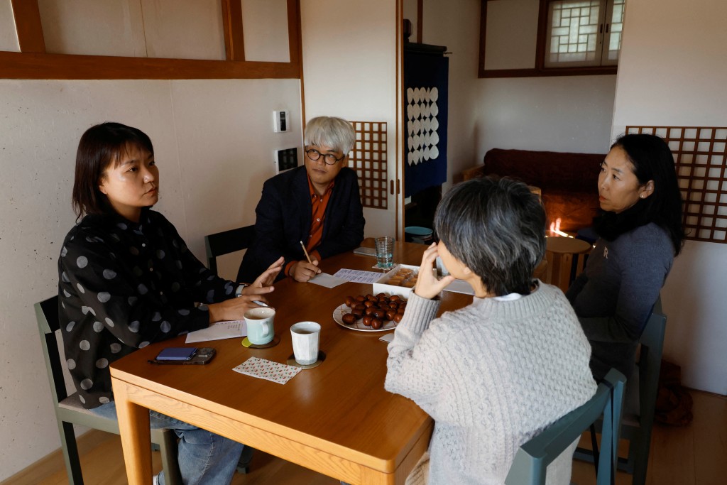 北村韩屋村居民开会商应对游客太多的问题。路透社