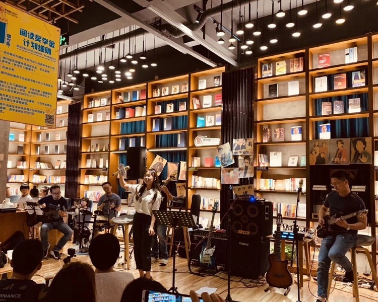 粉丝贴上在长沙纪念家驹的表演。(微博图片)