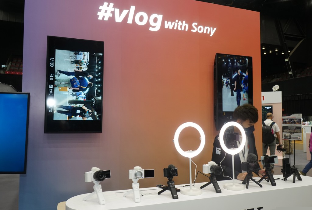 Sony設有專區展示一系列主打拍Vlog的無反相機。