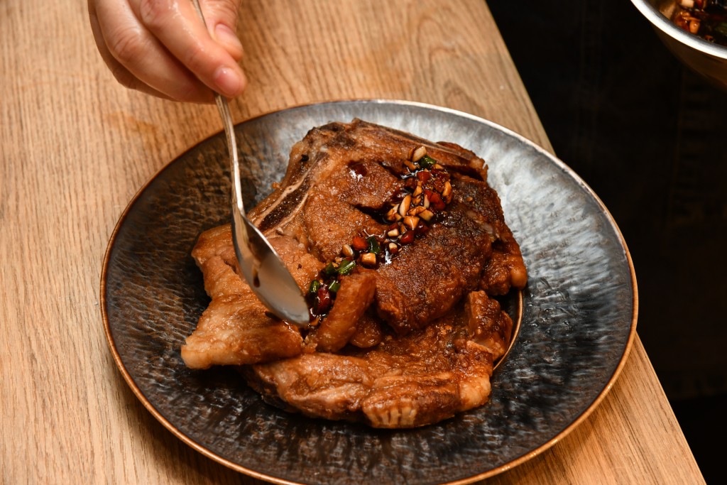 淋上椒麻汁，即可。Drizzle with chili pepper sauce. Serve.