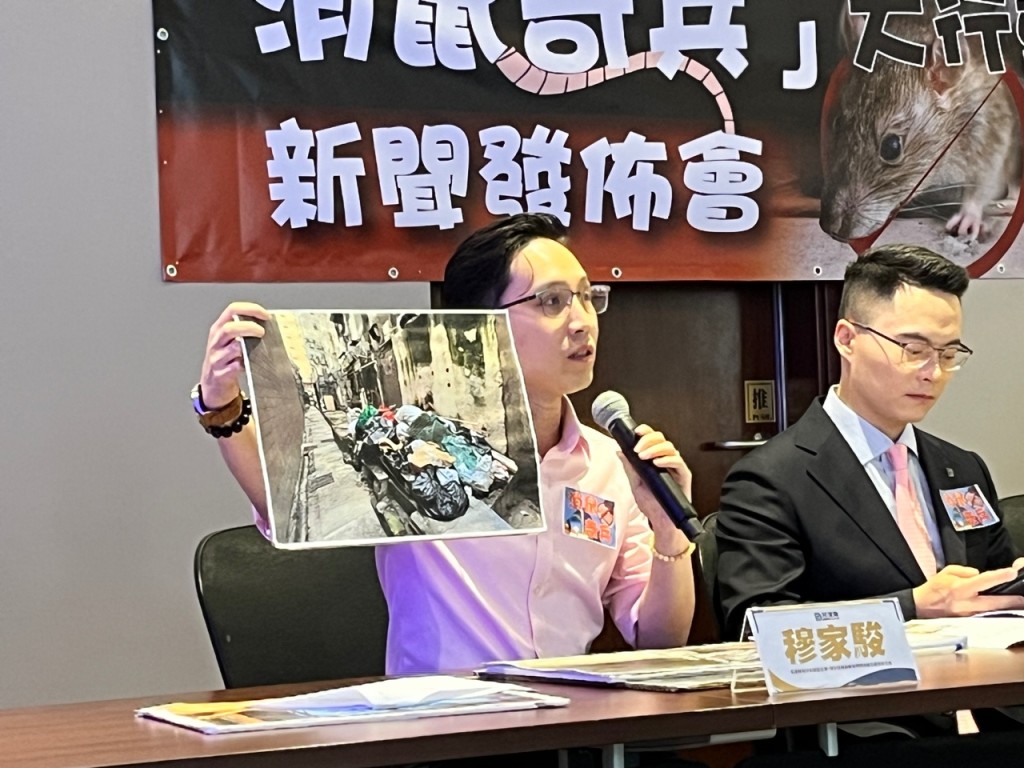 穆家駿指，私家後巷涉及業權問題，一半乾淨一半堆積垃圾。黃子龍攝