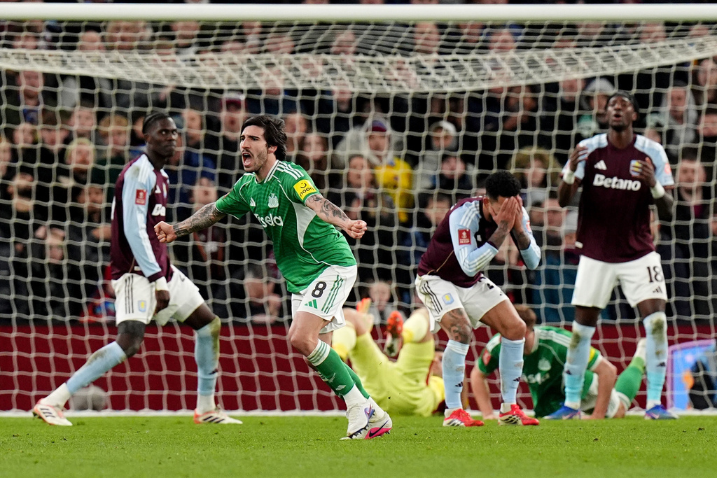 東拿利今場梅開二度。美聯社 東拿利今場梅開二度。美聯社