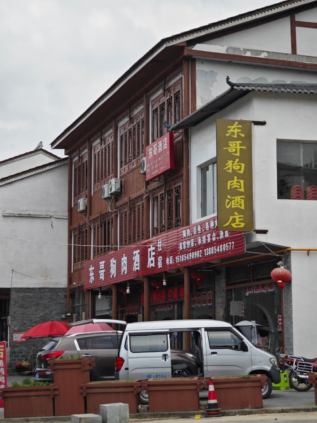 贵州贵定县盘江镇有无数狗肉店。微博＠几苇渡