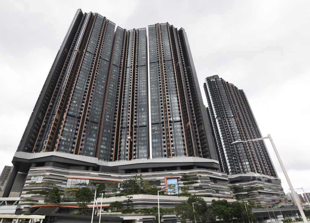 柏傲庄3期1房户获中大新生议价后以每月2.45万元租入,并预缴全年租金约29.4万元。 柏傲庄3期1房户获中大新生议价后以每月2.45万元租入,并预缴全年租金约29.4万元。