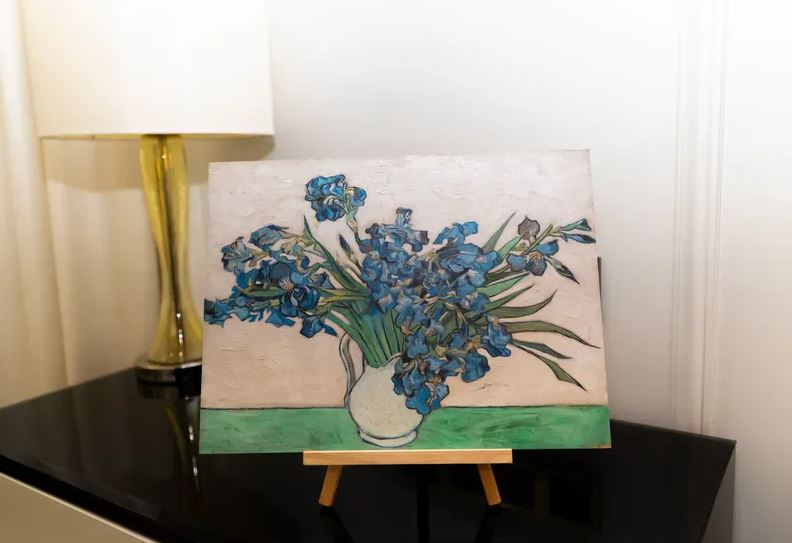 《鳶尾花》主題客房飾以《鳶尾花》的複製畫作。