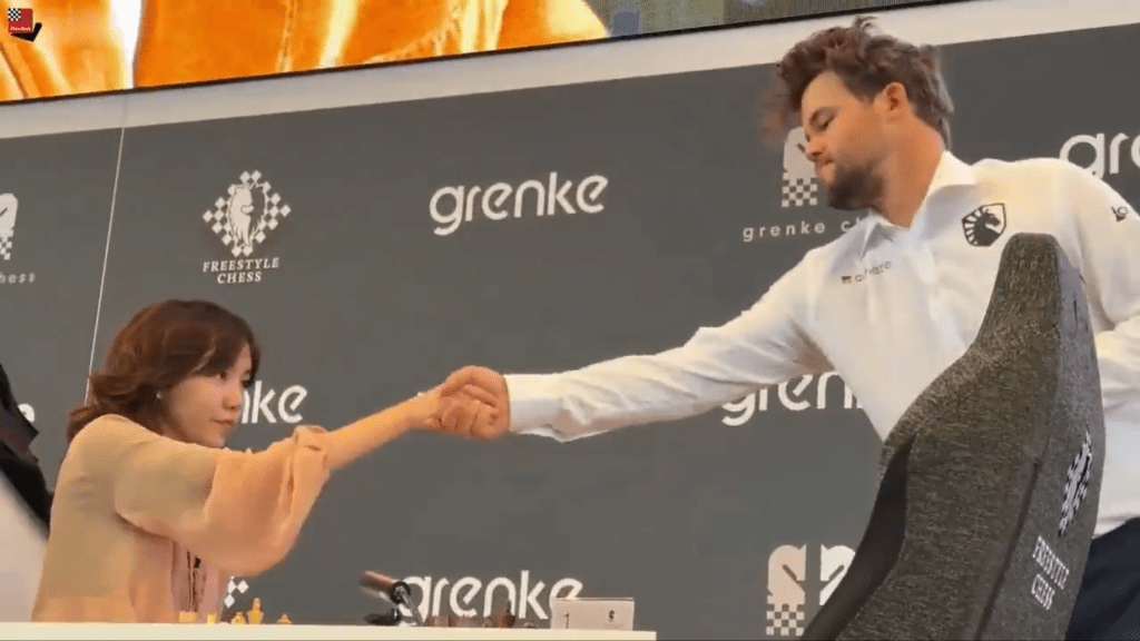 卡尔森与努尔曼握手。 X@PicturesFoIder 卡尔森与努尔曼握手。 X@PicturesFoIder