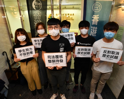 「中學生行動籌備平台」反對教育局的指控及要求取消該試題。