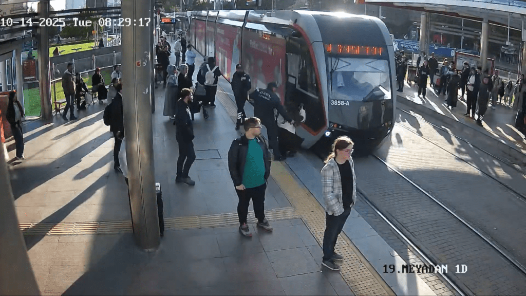 女子跌倒，趴在電車車頭上。 X@UlasimKayseri
