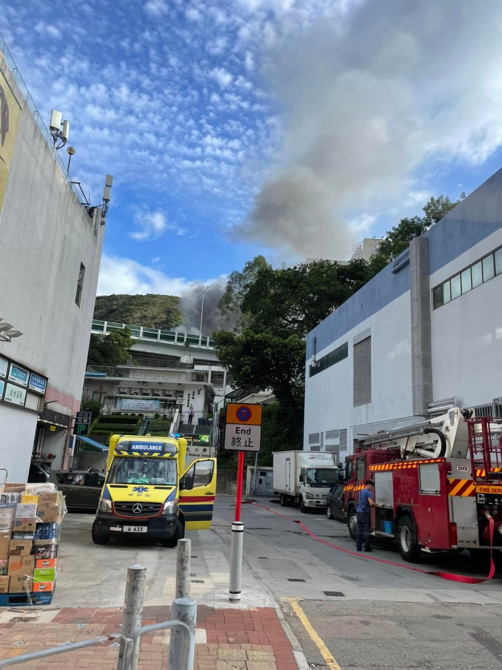 陈记后面冒出大烟。fb「香港突发事故报料区」网民图片