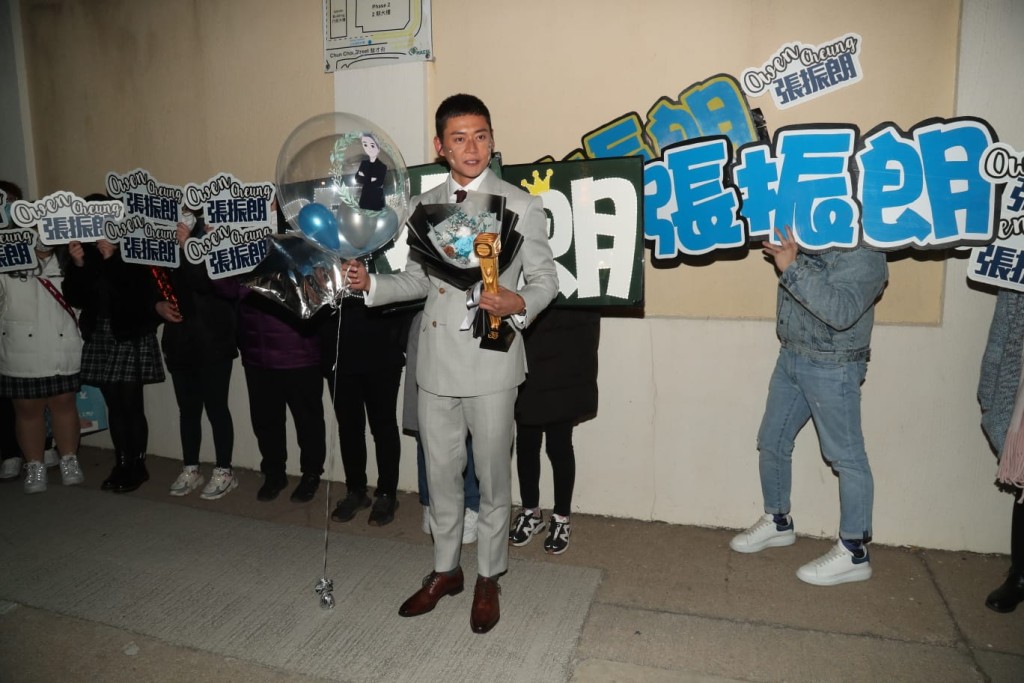 張振朗騷後與粉絲見面，但拒脫下口罩飲香檳慶祝。