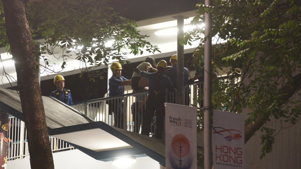 湾仔女子企跳 警方消防劝回。尹敬堂摄