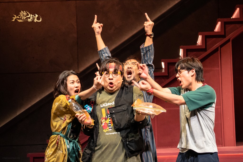 古天樂旗下「天下一幕」首部舞台劇《大龍鳳》21場演出,已踏入白熱化的第三星期。 古天樂旗下「天下一幕」首部舞台劇《大龍鳳》21場演出,已踏入白熱化的第三星期。
