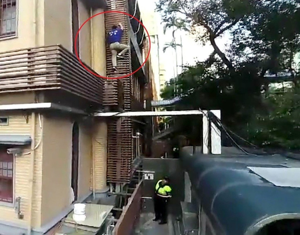 退役上校繆德生示威期間爬上立法院內大樓。網上圖片