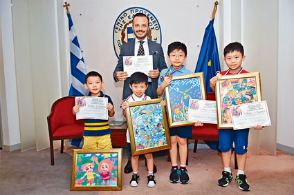 希臘駐港總領事馬洛科斯向獲獎的葉柏淳（左起）、陳溥治、陳永治、陳政亨頒發獎狀及獎牌。