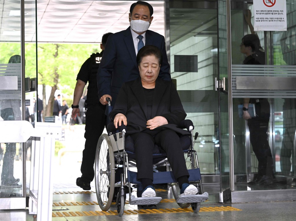 韓鶴子要以輪椅代步。法新社