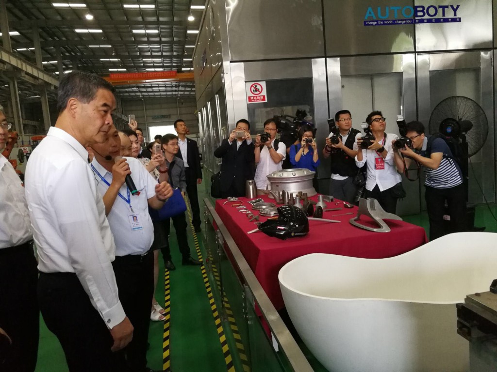 考察團參觀了機械人製作組裝過程。