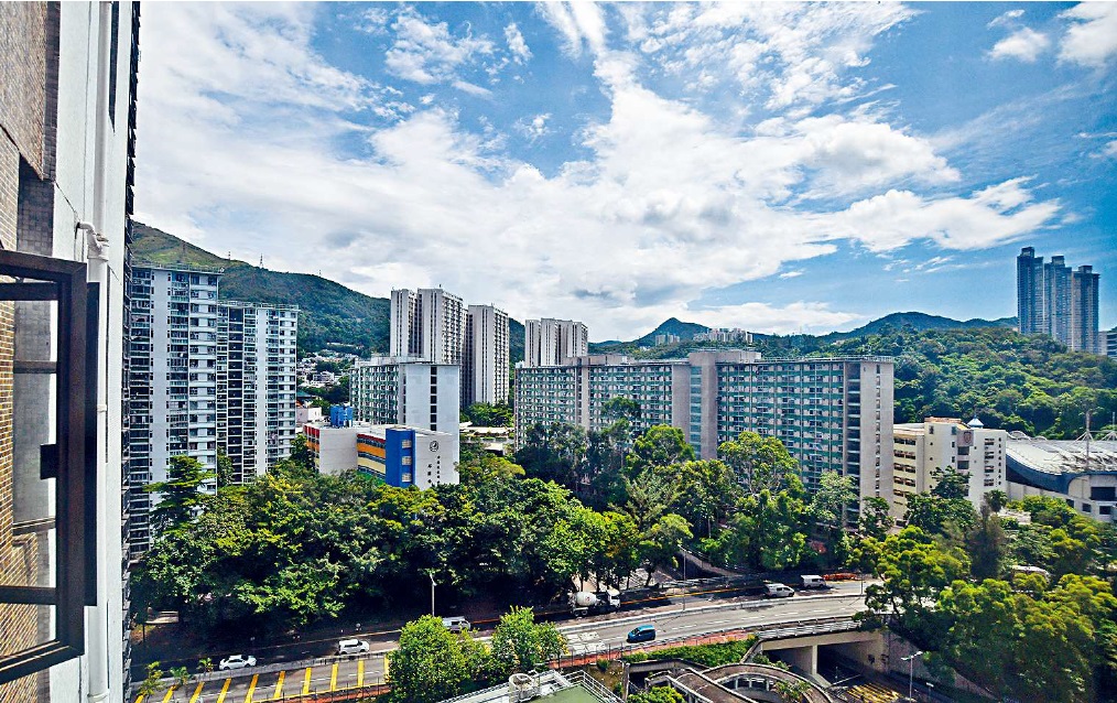 單位外望山景及樓景，景觀開揚。