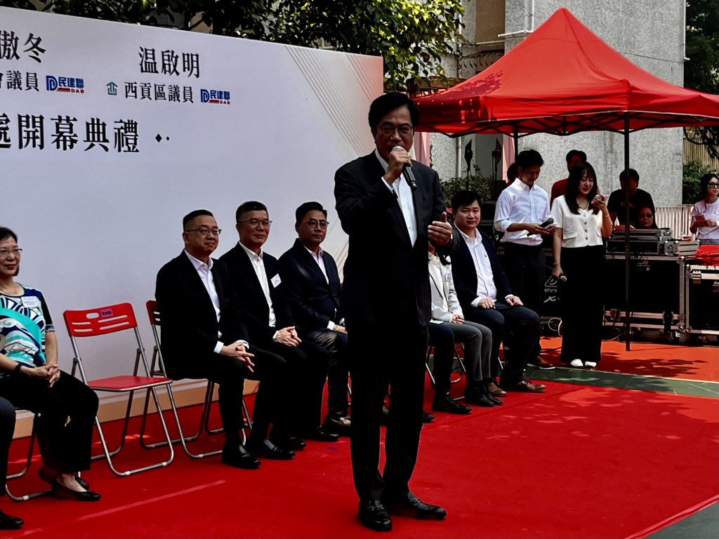 黃偉綸樂見議員深入地區，並指地區聲音有助政府融入決策。