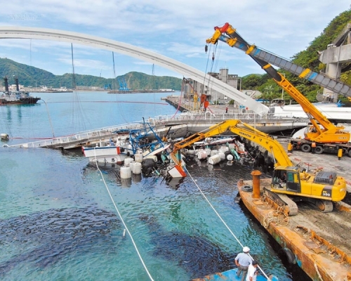宜蘭南方澳跨港大橋周二（1日）上午9時許突然崩塌，相關單位進行搶救。（台灣消防處）