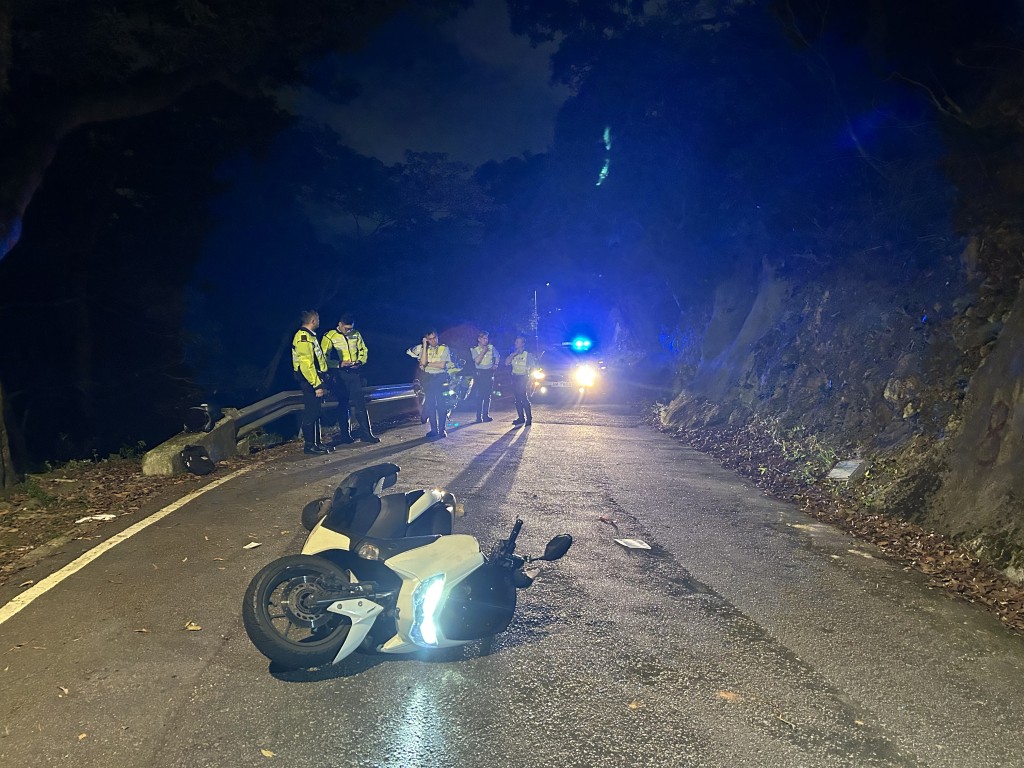 電單車橫亙路中心。曾志恒攝 電單車橫亙路中心。曾志恒攝
